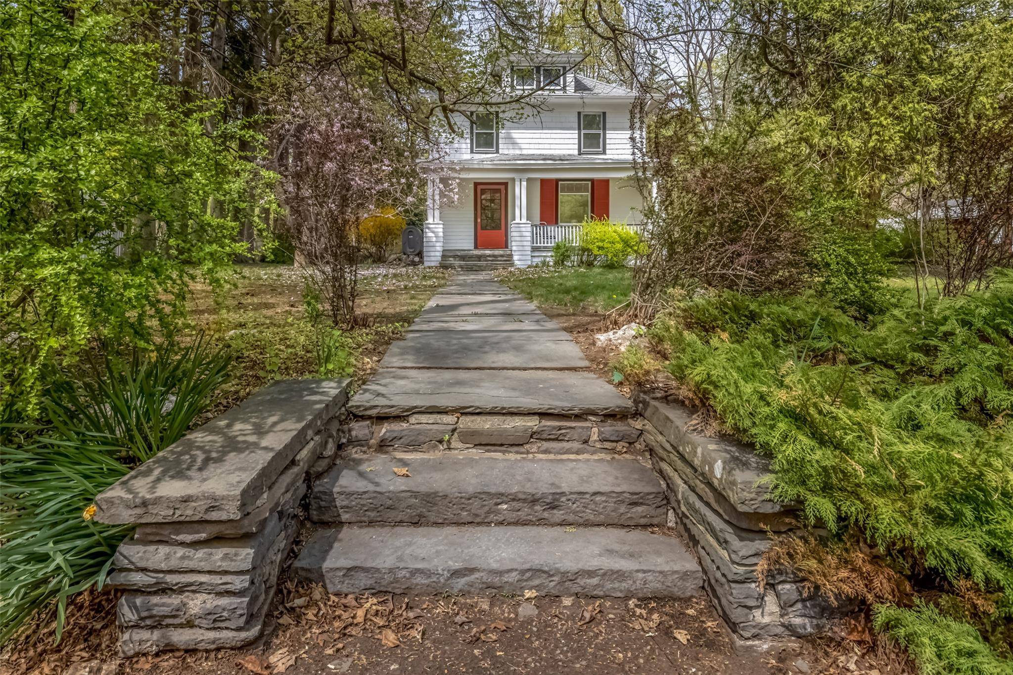 Nestled in Woodstock s storied Byrdcliffe district, this charming 1920 s home balances original character with modern comforts.