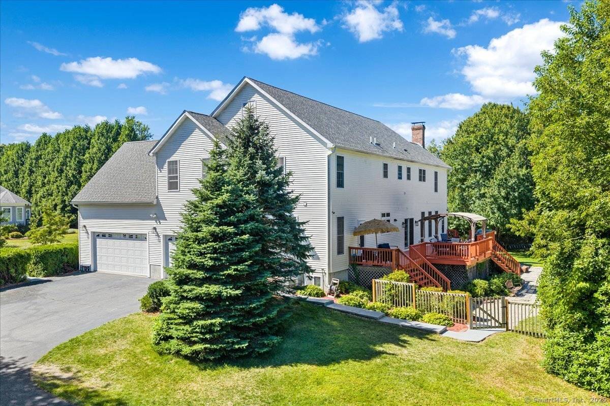 Freshly painted expansive Colonial, featuring a brand new roof, and sparkling chandeliers in the Great Neck neighborhood, offering over 5, 000 sq ft of living space at the end of ...