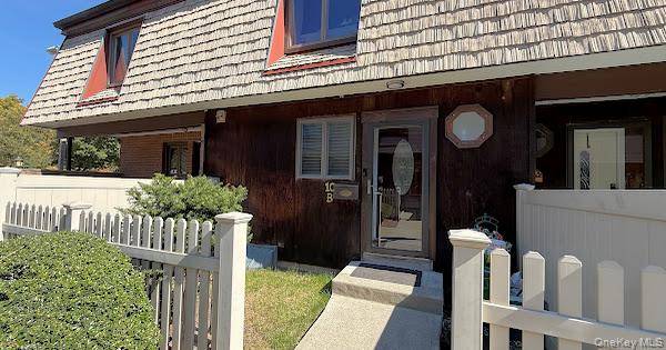 You won t believe your eyes when you enter this beautiful townhome with a beautiful kitchen with granite and quartz countertops,, stainless steel appliances, gas stove all just three years ...