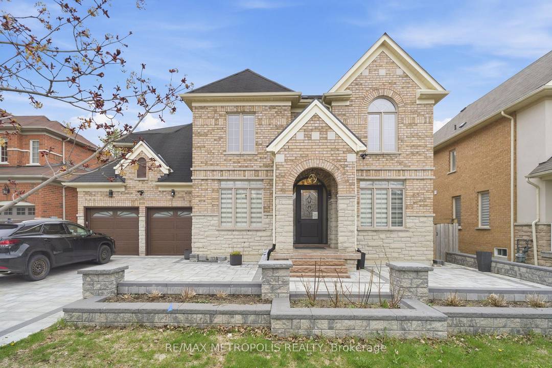 Welcome to this exceptional executive home in Newmarket's highly sought after Stonehaven Wyndham community, offering approximately 3, 320 sq ft above grade plus a finished 1, 650 sq ft basement.