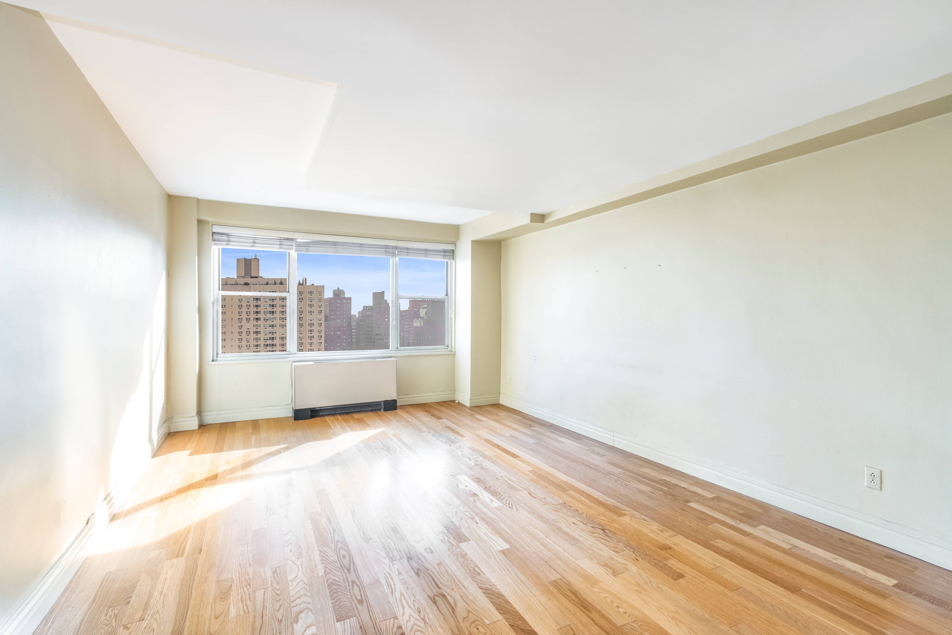 This high floor one bedroom is airy, spacious and flooded with natural light from Eastern and Southern exposures.