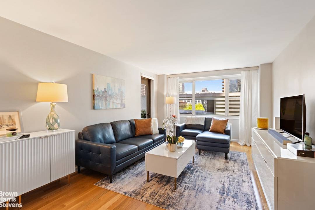 Stunning one bedroom with West Facing Terrace in the Heart of Lincoln Square Welcome to Residence 6F at Lincoln Terrace, a spacious west facing move in ready one bedroom home ...