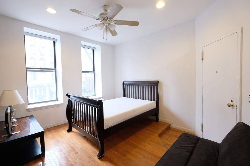 This spacious and bright convertible apartment can be used as a 2 bedroom, perfect for roommates or as a 1 bedroom with office space, ideal for one or two occupants.