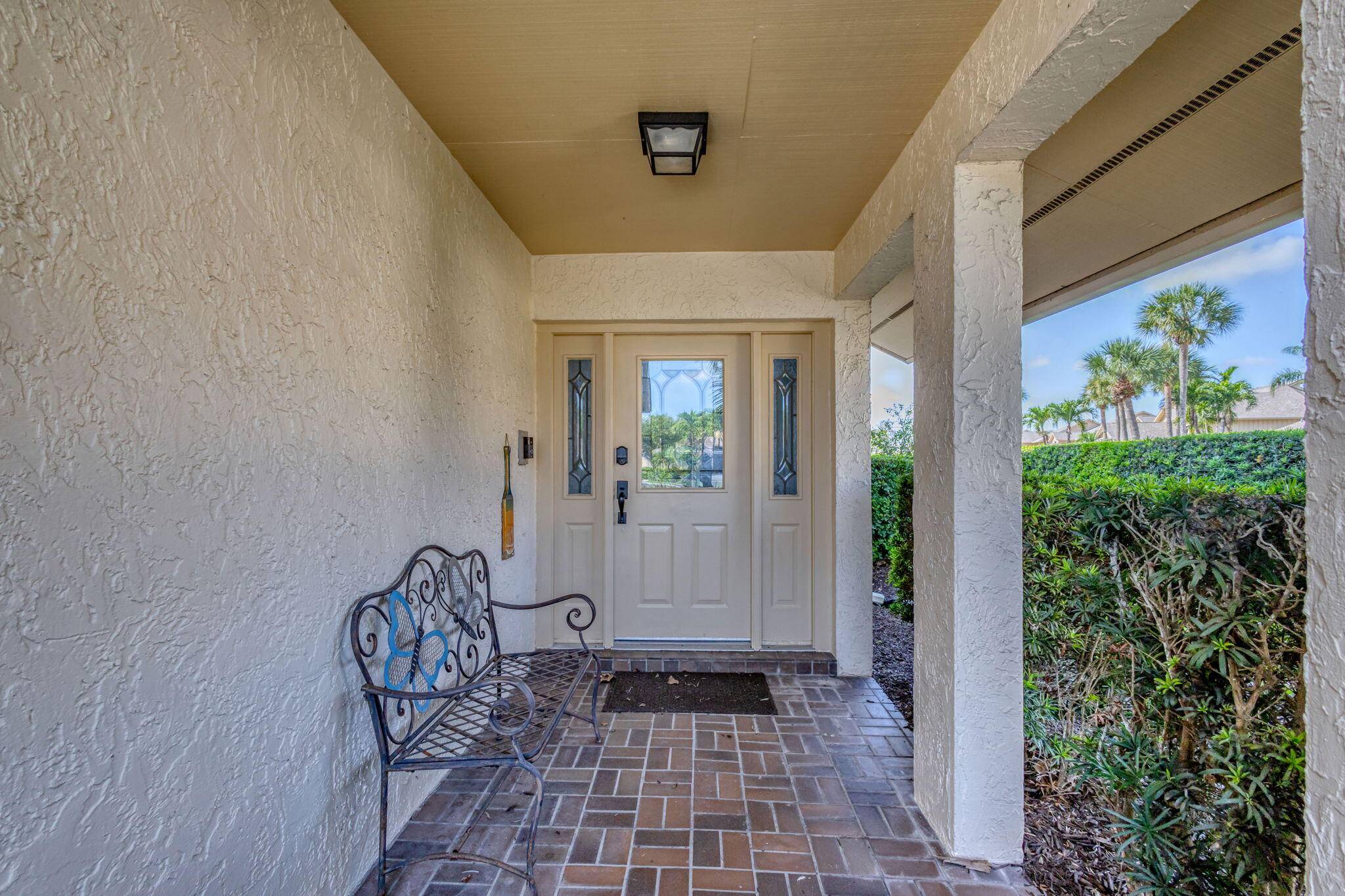 Priced to sell, don't miss this beautifully fully renovated Jonathan's Landing condo located in Waterbend !