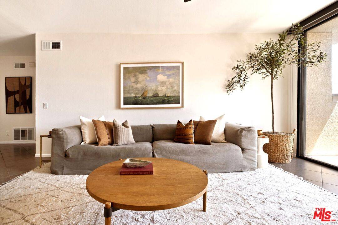 7320   Hawthorn Ave 2.0 Hollywood Hills East LA