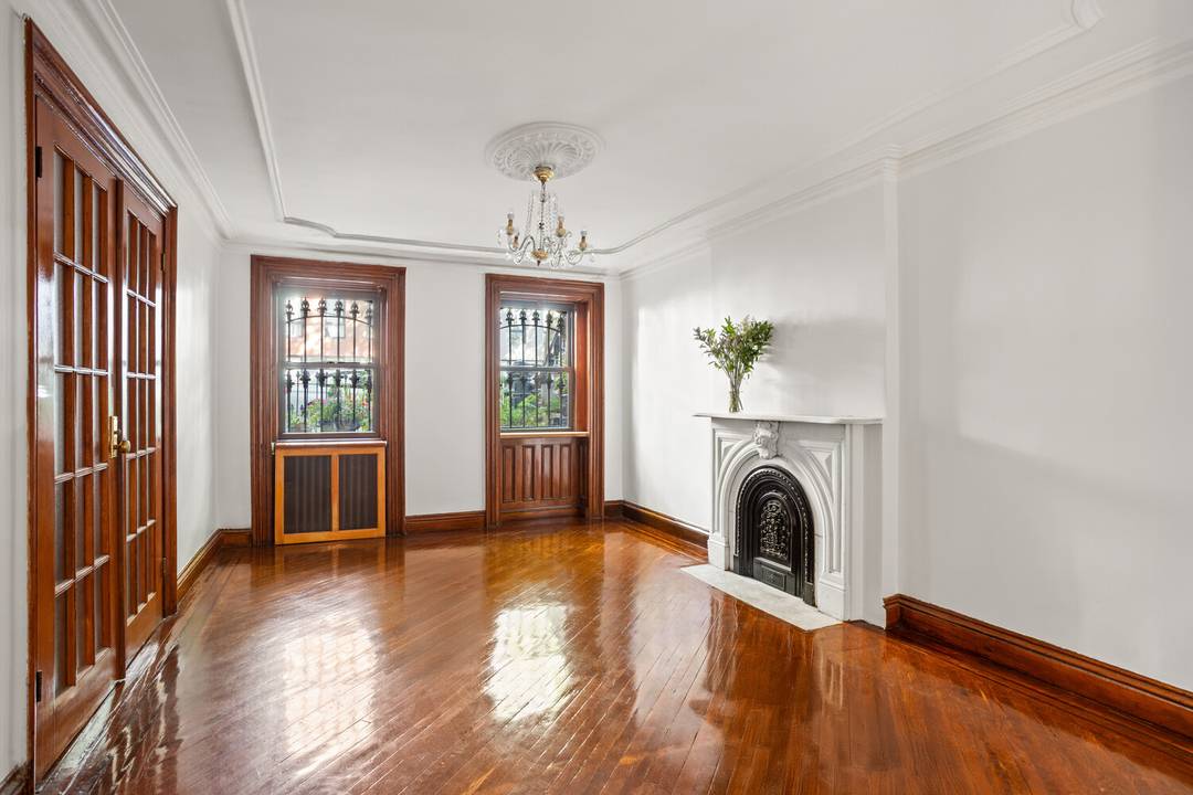 Charming Brownstone One Bedroom Extra room with Backyard Access Nestled on picturesque Brownstone Block, this beautifully maintained one bedroom extra room, residence blends classic Brooklyn charm with modern comfort.