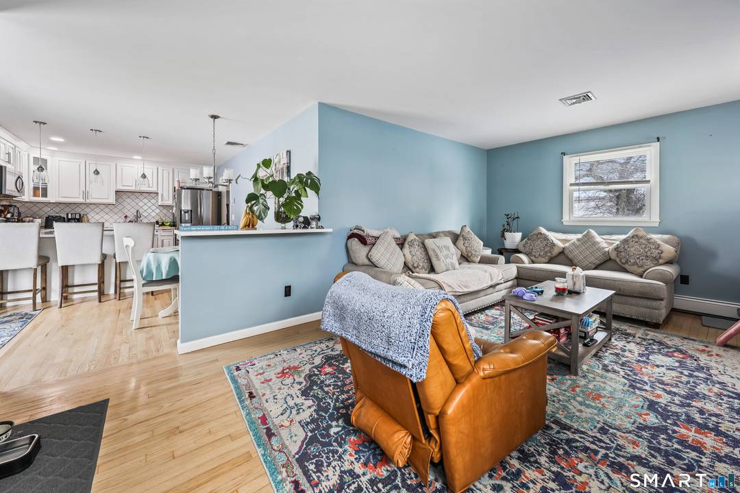 Beautifully Maintained Ranch Style Single Family Home in Stratford !