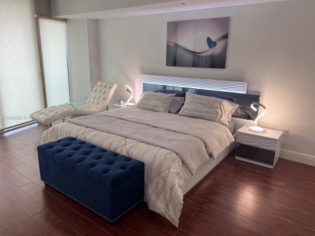 AMAZING WATER VIEWS FROM THIS 1 BEDRROM 1 BATH UNIT, LOCATED ON THE 27th FLOOR WITH BREATHTAKING VIEWS OF THE BAY, KEY BISCAYNE, BRICKELL AND BEYOND.