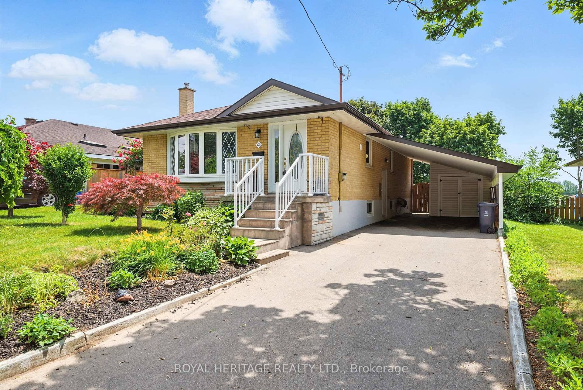 Beautiful bungalow ! Located in an amazing area, you can walk to shopping, downtown, restaurants, abilities centre, Iroquois Park Sports Centre, Whitby GO Station, parks, primary and secondary schools and ...