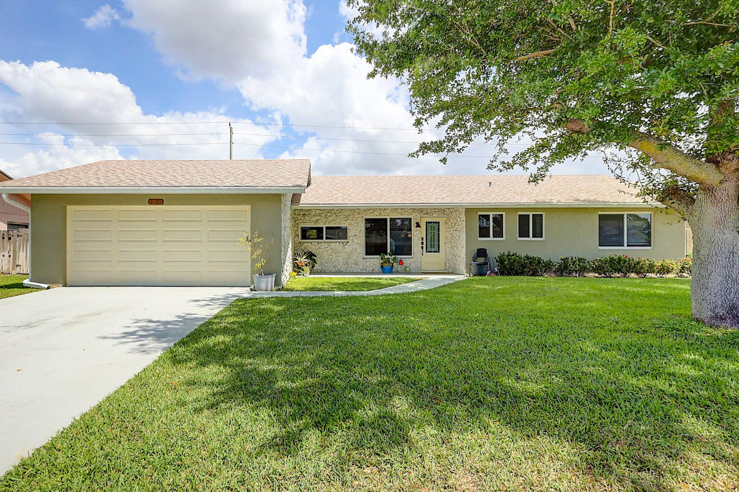Nestled in the desirable South Shore of Wellington, this charming 3 bedroom, 2 bathroom home with no HOA is a must see !