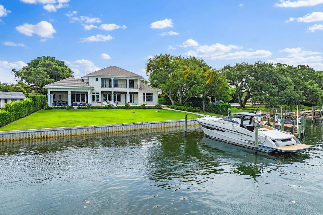 Welcome to your dream waterfront estate !