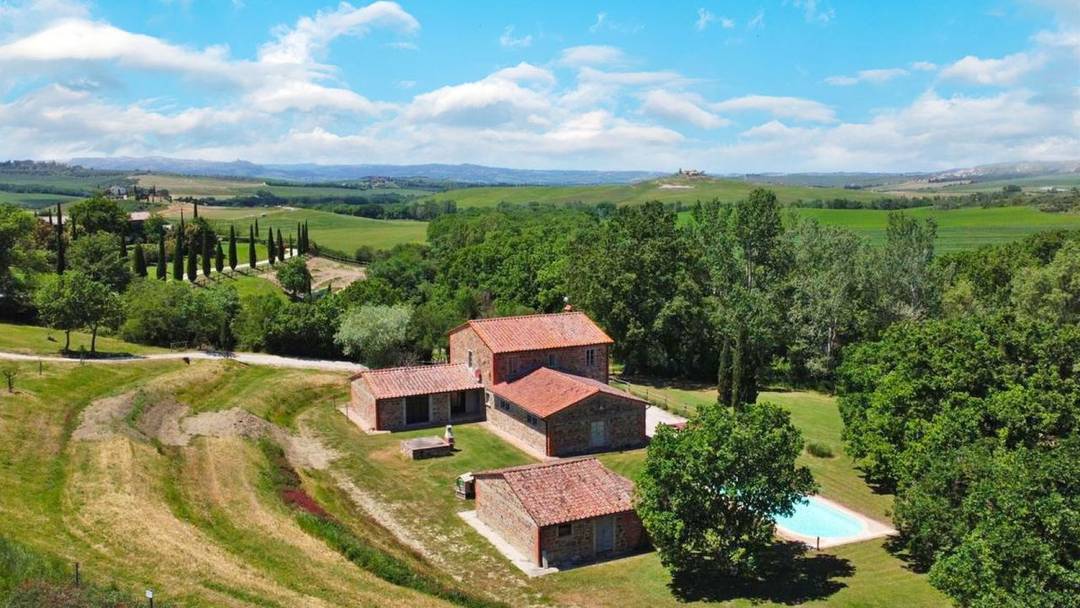 Property consisting of a farmhouse, an annex, a splendid panoramic swimming pool and 1 hectare of land for sale in Val d'Orcia, Sarteano.