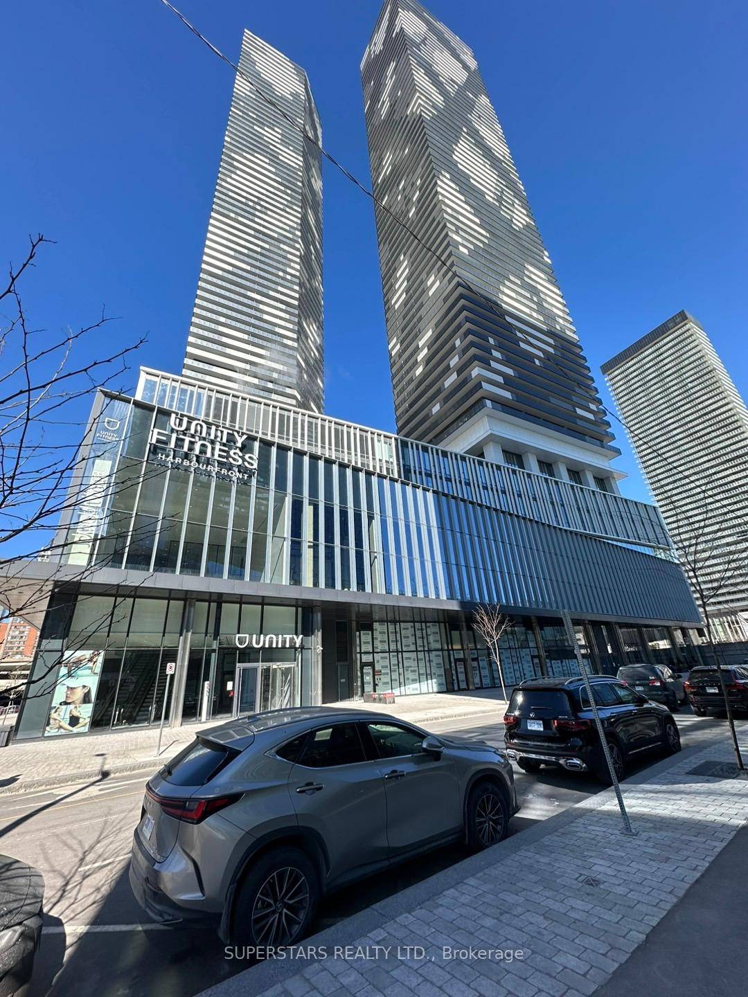 Located in the heart of Toronto's vibrant waterfront community, this spacious 1 Den unit offers 698 sq ft of open concept living space with unobstructed city views.