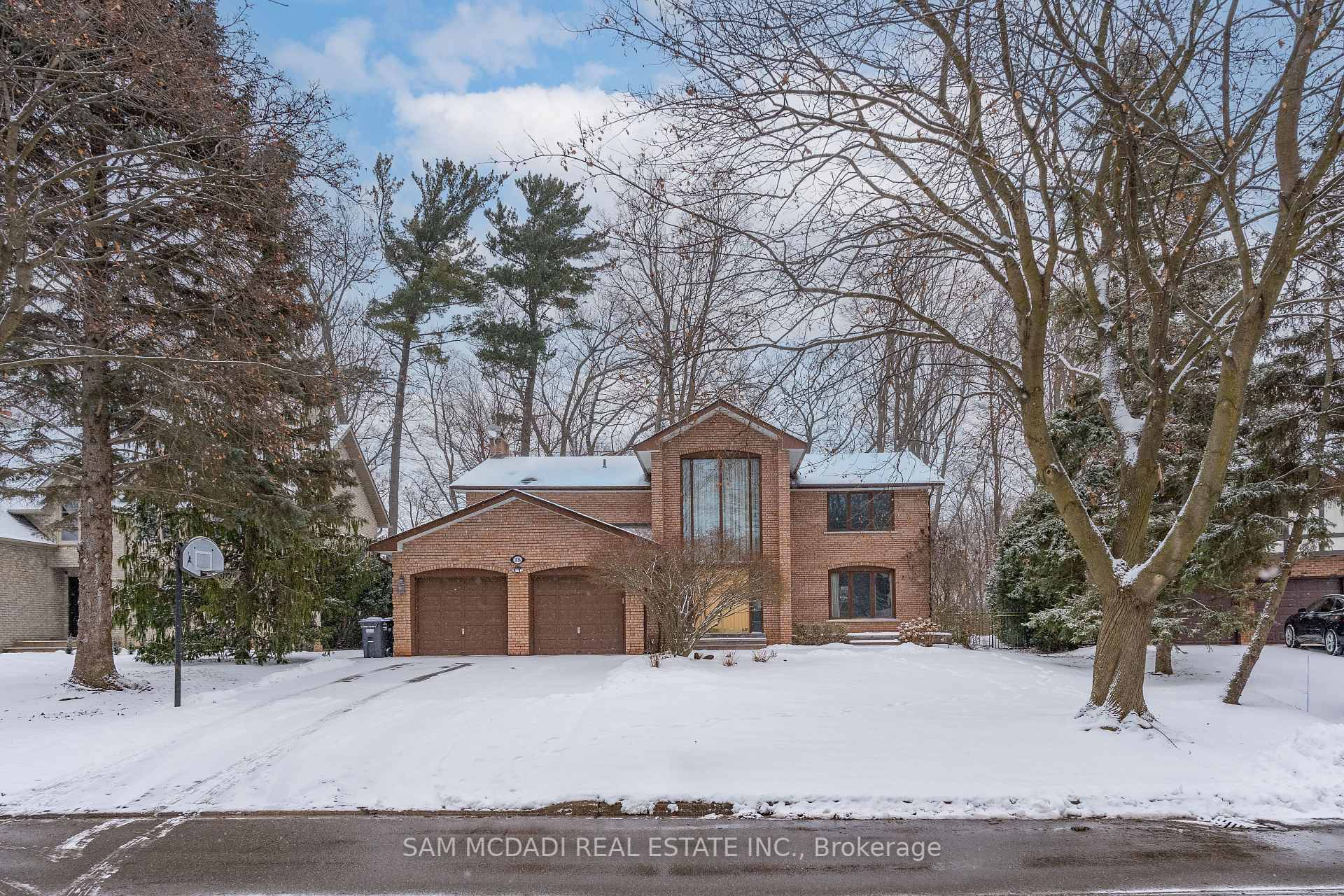 Welcome home ! Nestled on a private cul de sac and backing onto a tranquil ravine, 1836 Friar Tuck Court is a true gem in the prestigious Sherwood Forest neighbourhood.