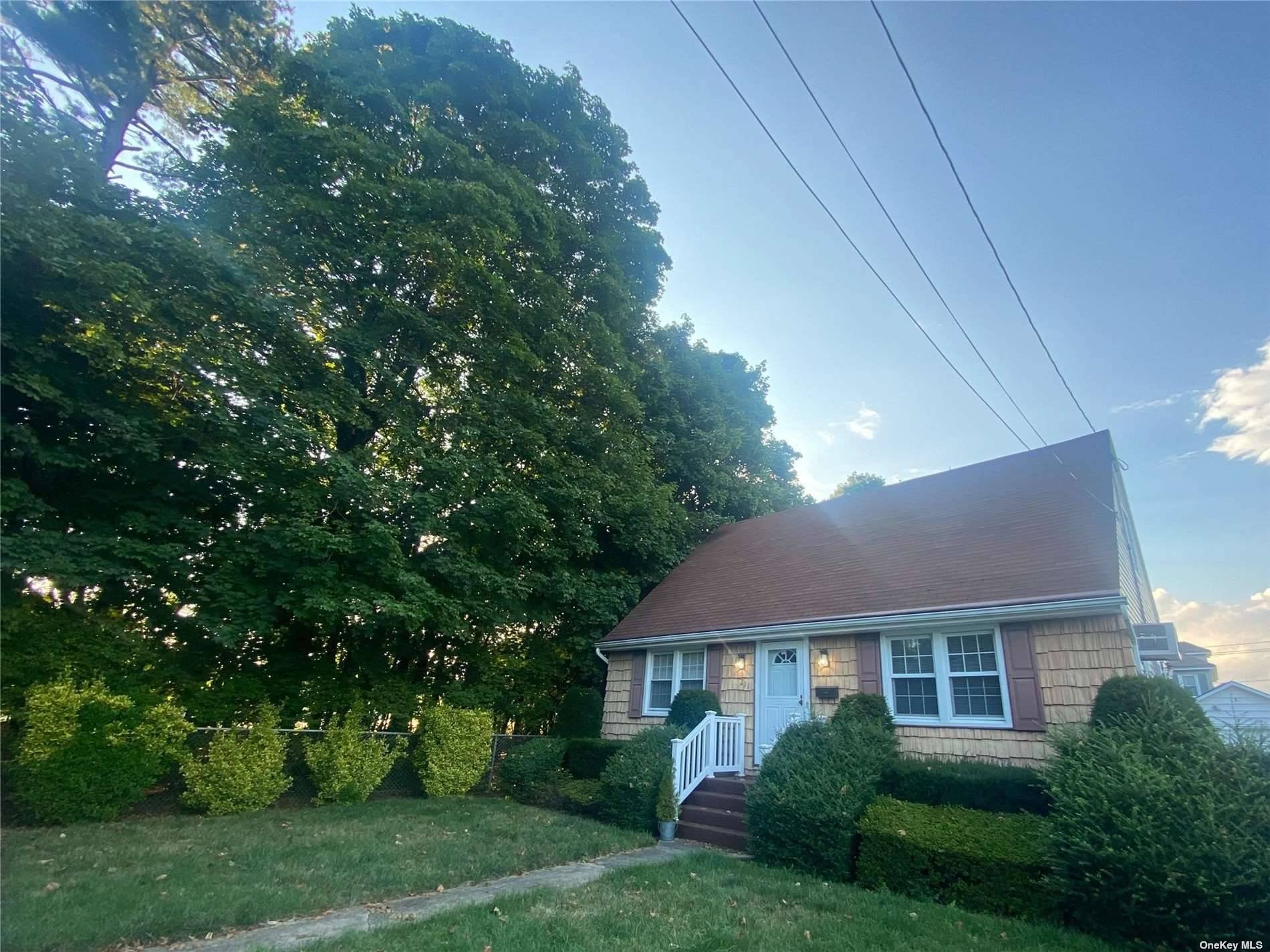 NICE 4 BEDROOMS, BACKYARD, ON A DEAD END STREET, 1.