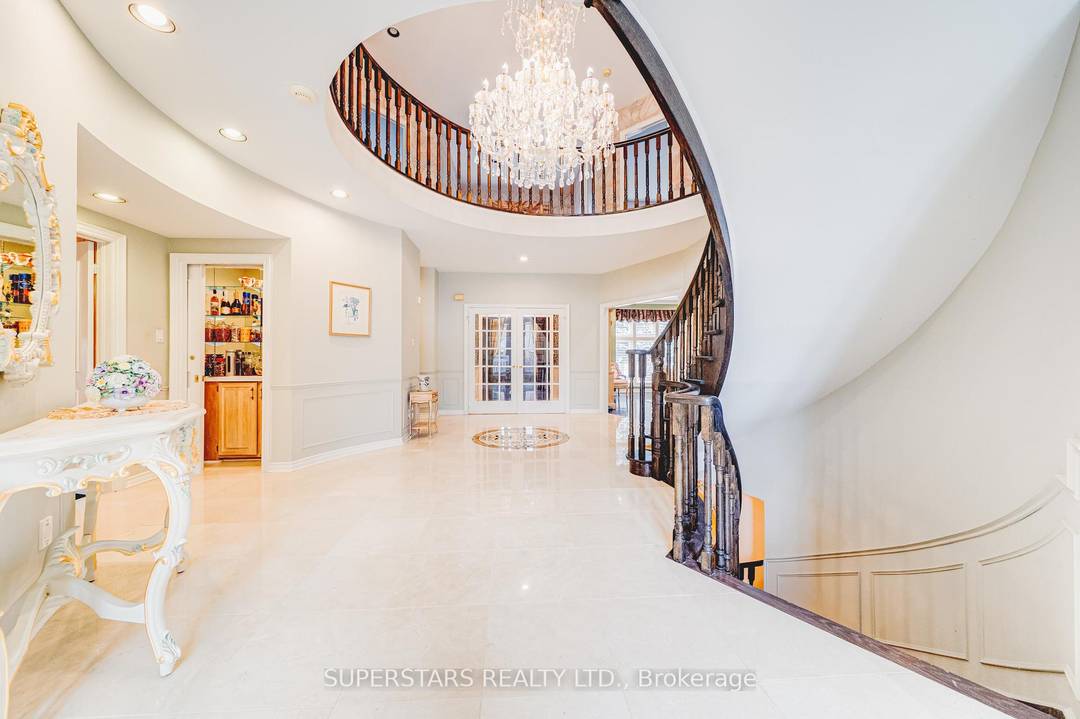 Welcome To This Gorgeous Detached Home Located On A Premium Lot In The Prestigious Bayview Hill Community On A Quiet Street.