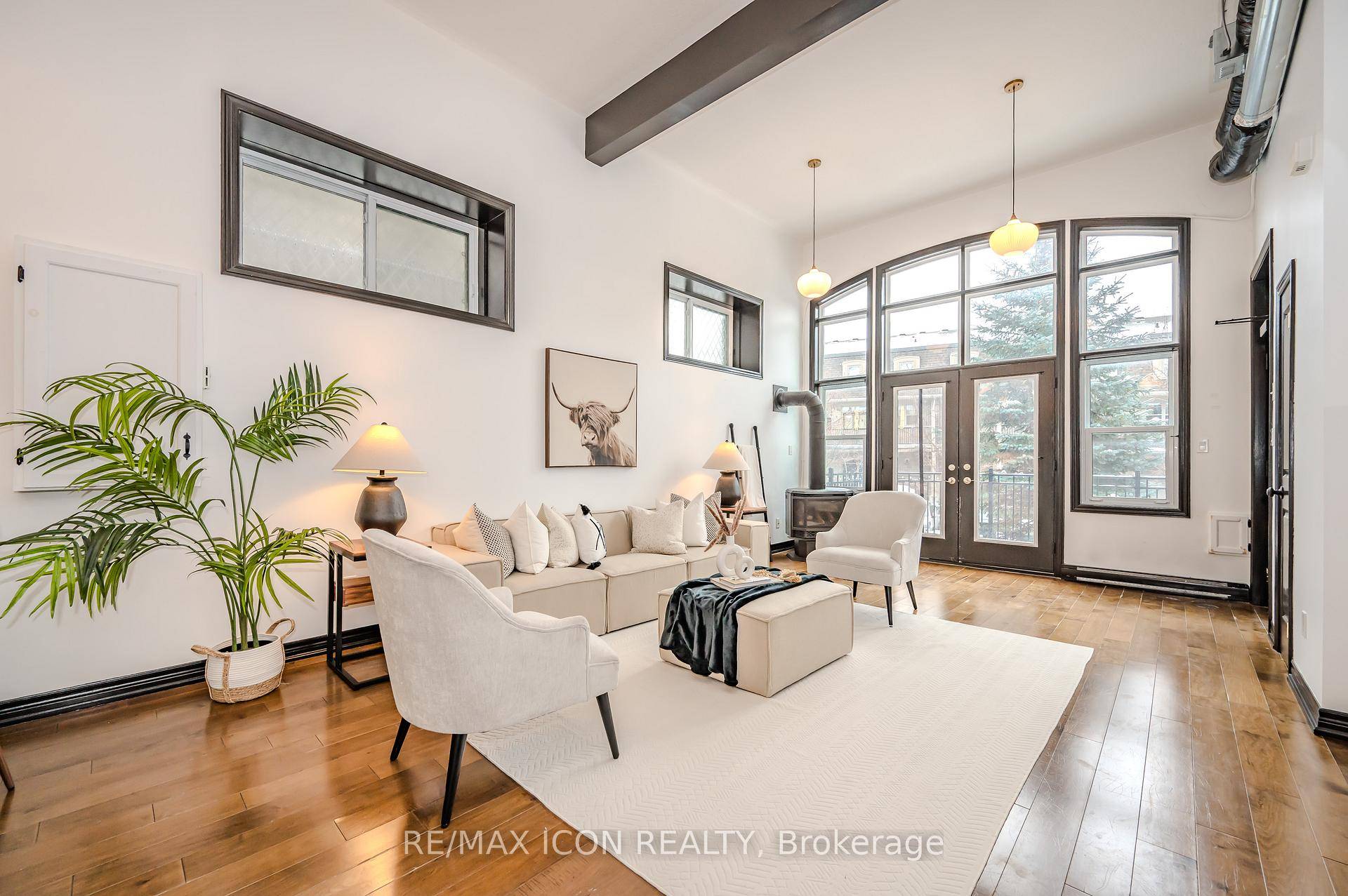 BRIGHT CORNER UNIT WITH EXTRA WINDOWS amp ; PRIVATE PATIO RETREAT !