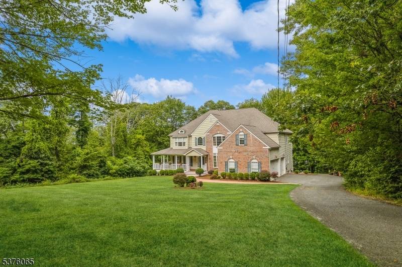 YOU HAVE FOUND YOUR Serene Getaway with Expansive Outdoor Spaces !