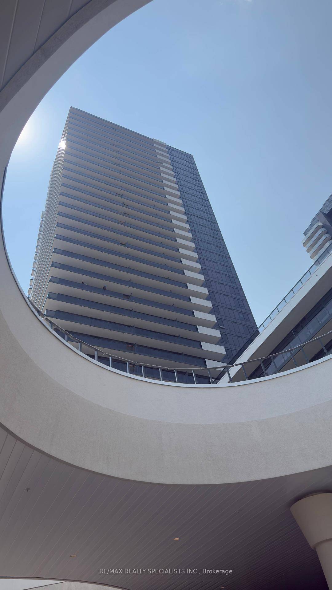 Welcome home ! Discover the perfect balance of style and comfort in this spacious 1 Bedroom Den condo, nestled in a vibrant neighbourhood designed for modern living.