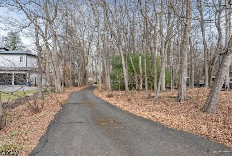 Prime East Hill location on approximately 2.