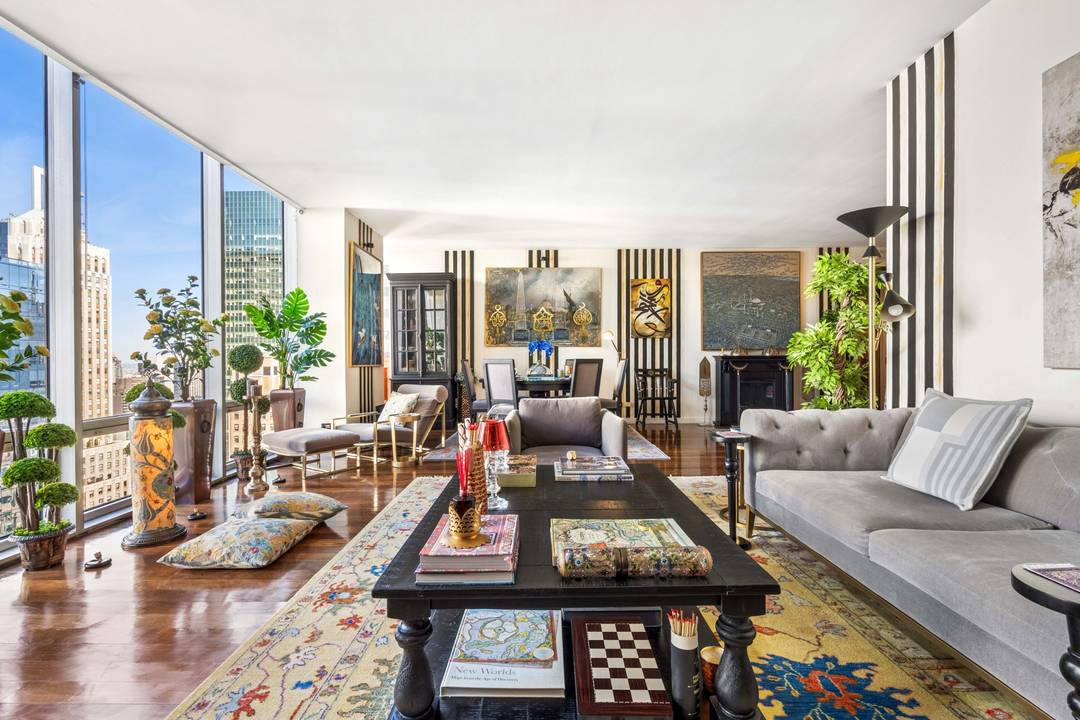 Breathtaking City views from this convertible 2 bedroom condominium.