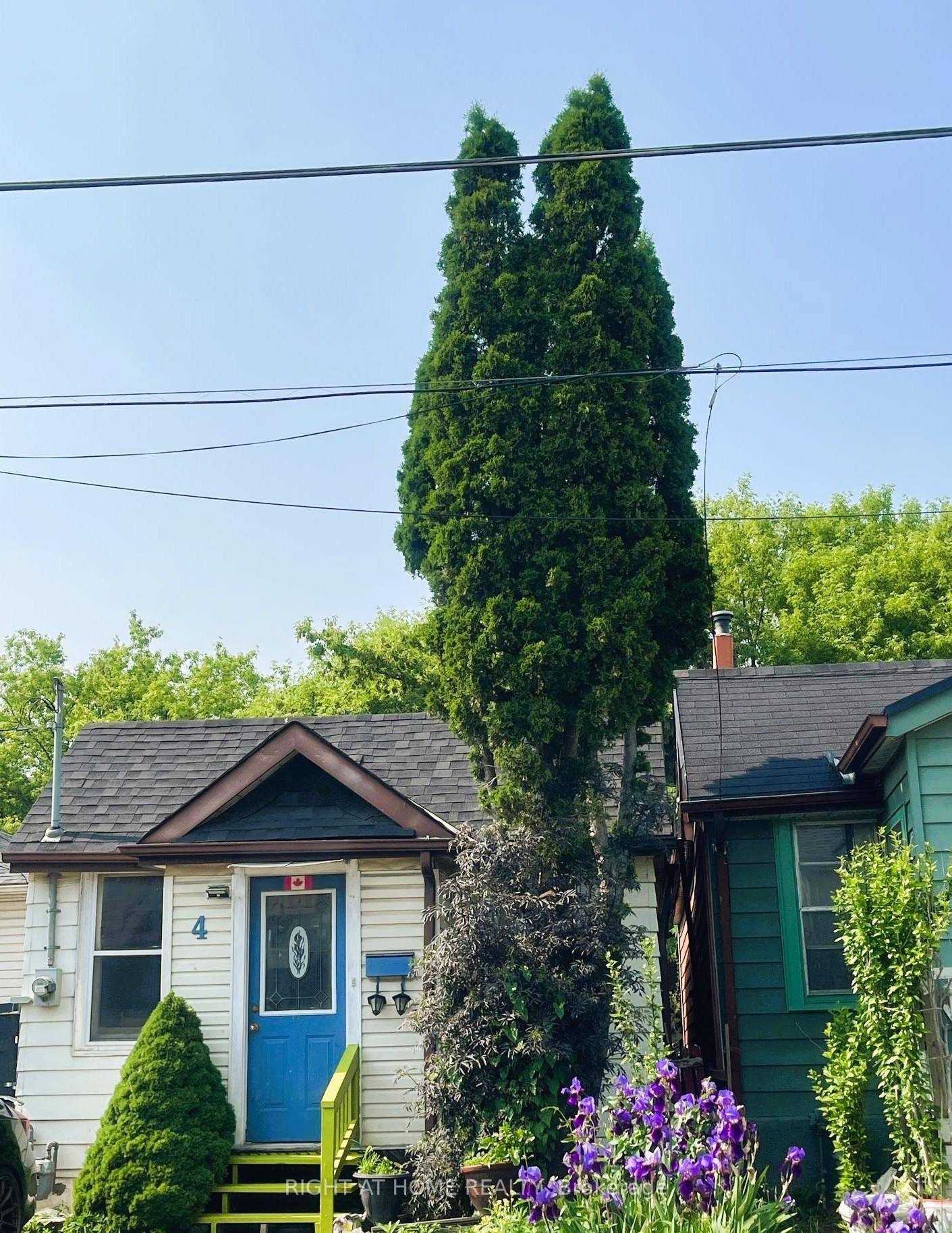 Amazing location, within walking distance to the Victoria Park Subway Station, Dentonia Park Golf Course Tennis Club, Shoppers World Danforth, Loblaws, Starbucks, Restaurants, Danforth shopping, etc !