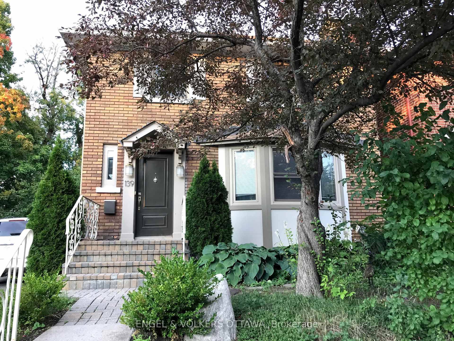 Experience luxury living in this FULLY FURNISHED rental nestled in the prestigious Sandy Hill, ideally suited for diplomats amp ; professionals.