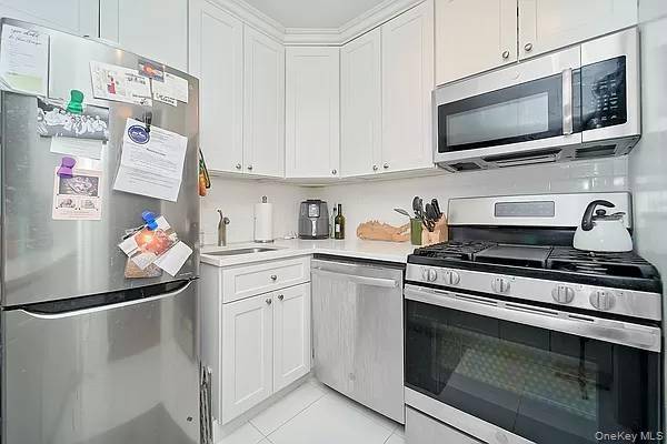 One bedroom for rent in the heart of lenox hill, Here Transportation is effortless, with multiple subway lines, buses, and major thoroughfares just moments away making commuting anywhere in the ...