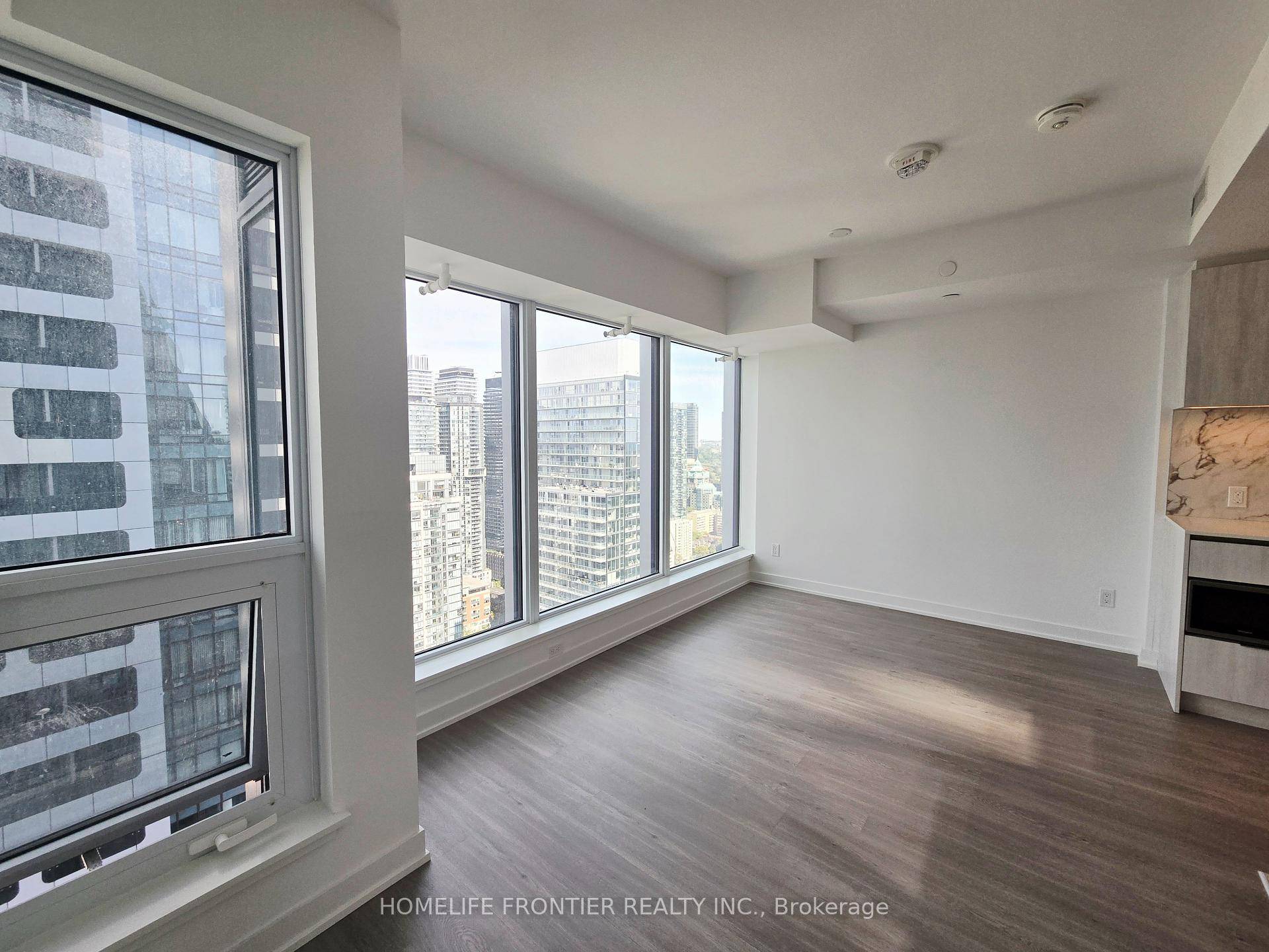 Stylish 1 Bedroom Condo in the Heart of Downtown !