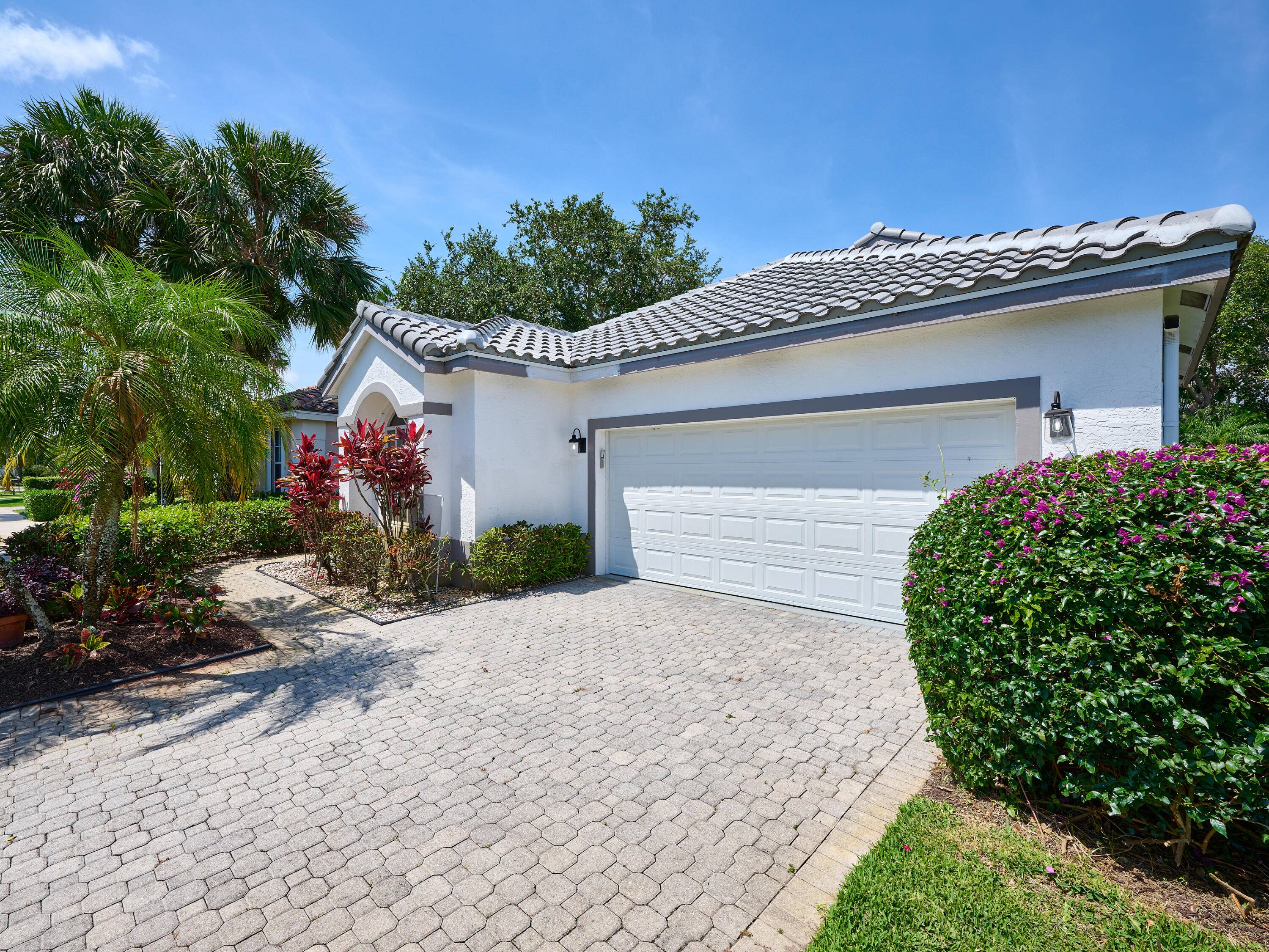 Charming Lakefront Home in Premier Golf Community Welcome to this beautifully maintained, one owner lakefront home located in an upscale golf community.