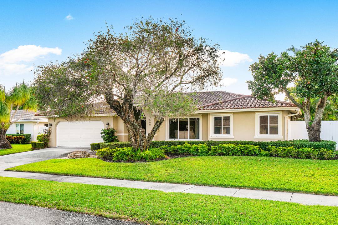 GREAT Annual Rental in a Central Boca location !