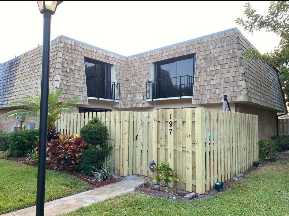 MOVE IN READY. VERY NICE CORNER UNIT IN GREAT CONDITIONS IN THE COMMUNITY OF LAKEWOOD.