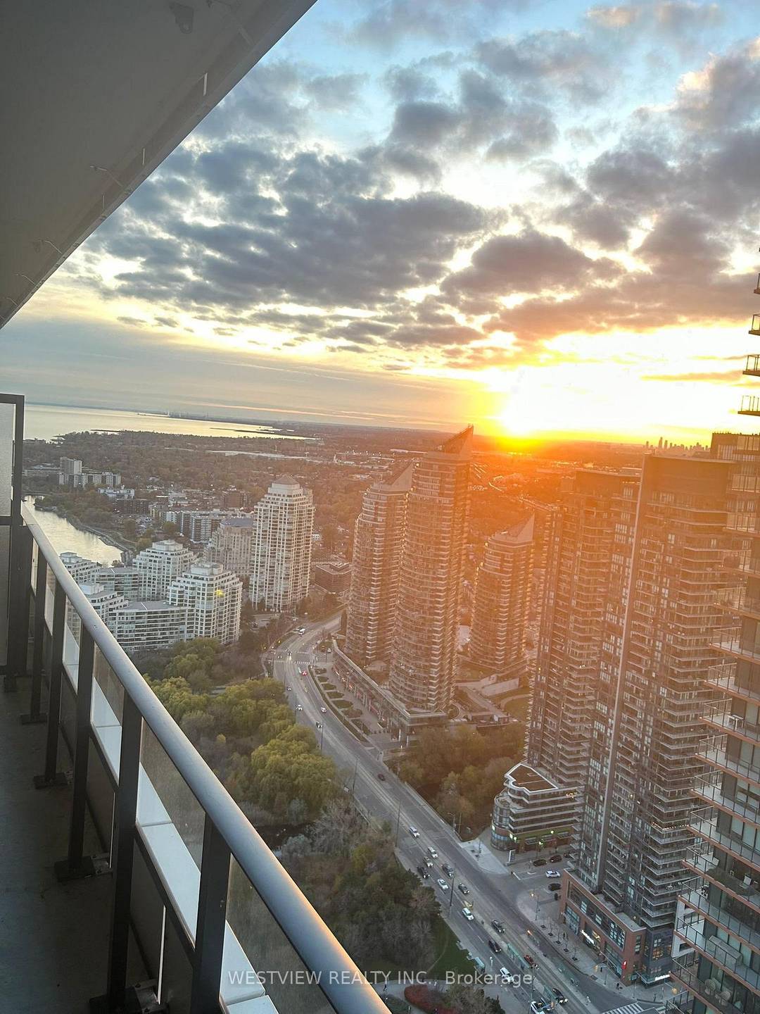 Short Term Lease, Fully furnished all inclusive of utilities.