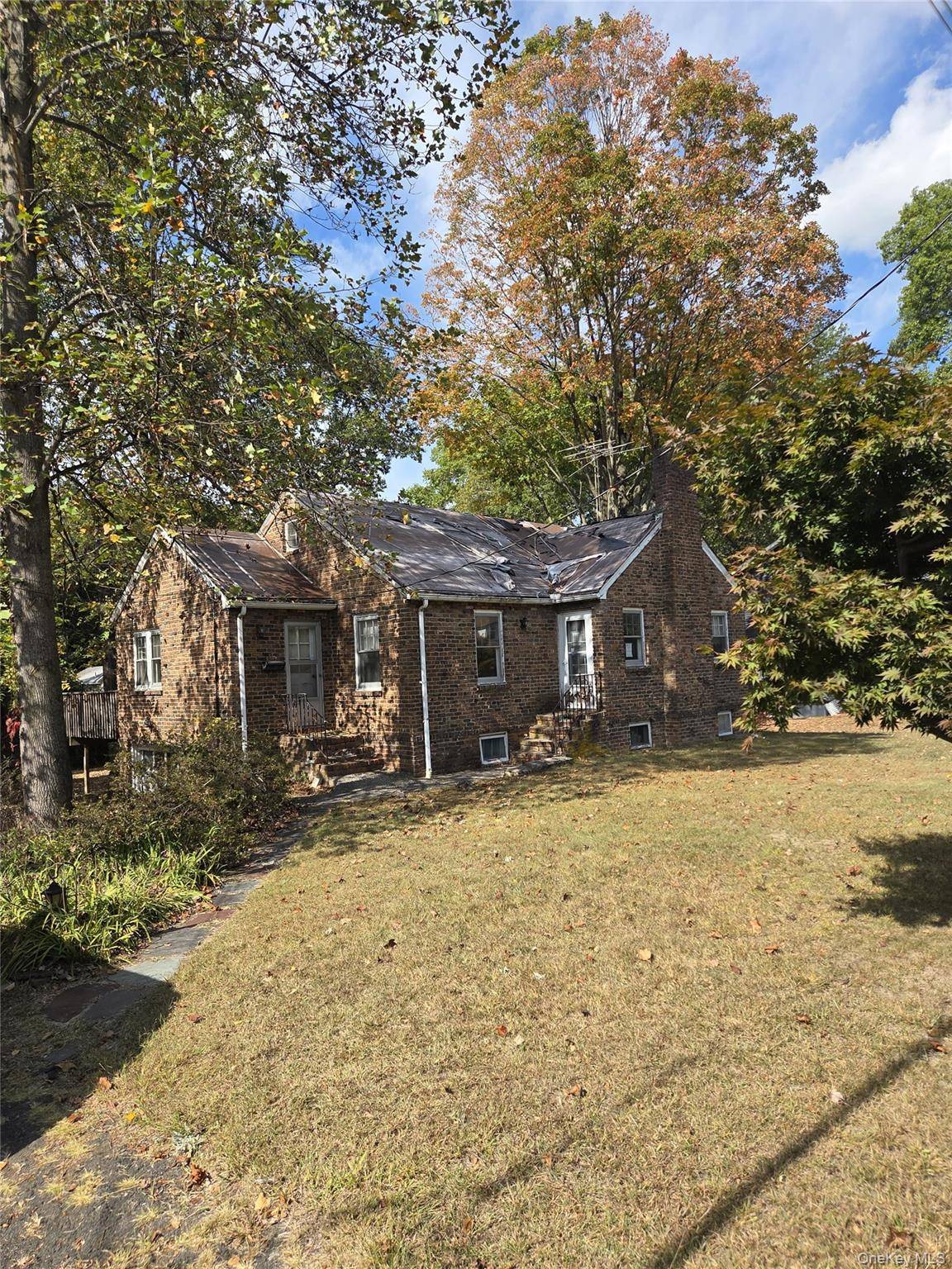 Discover the potential in this 2 bedroom home nestled in the heart of New City.