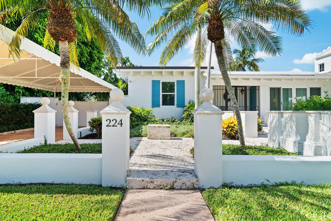 Refined 'SoSo' Rental Steps from the Intracoastal Waterway.