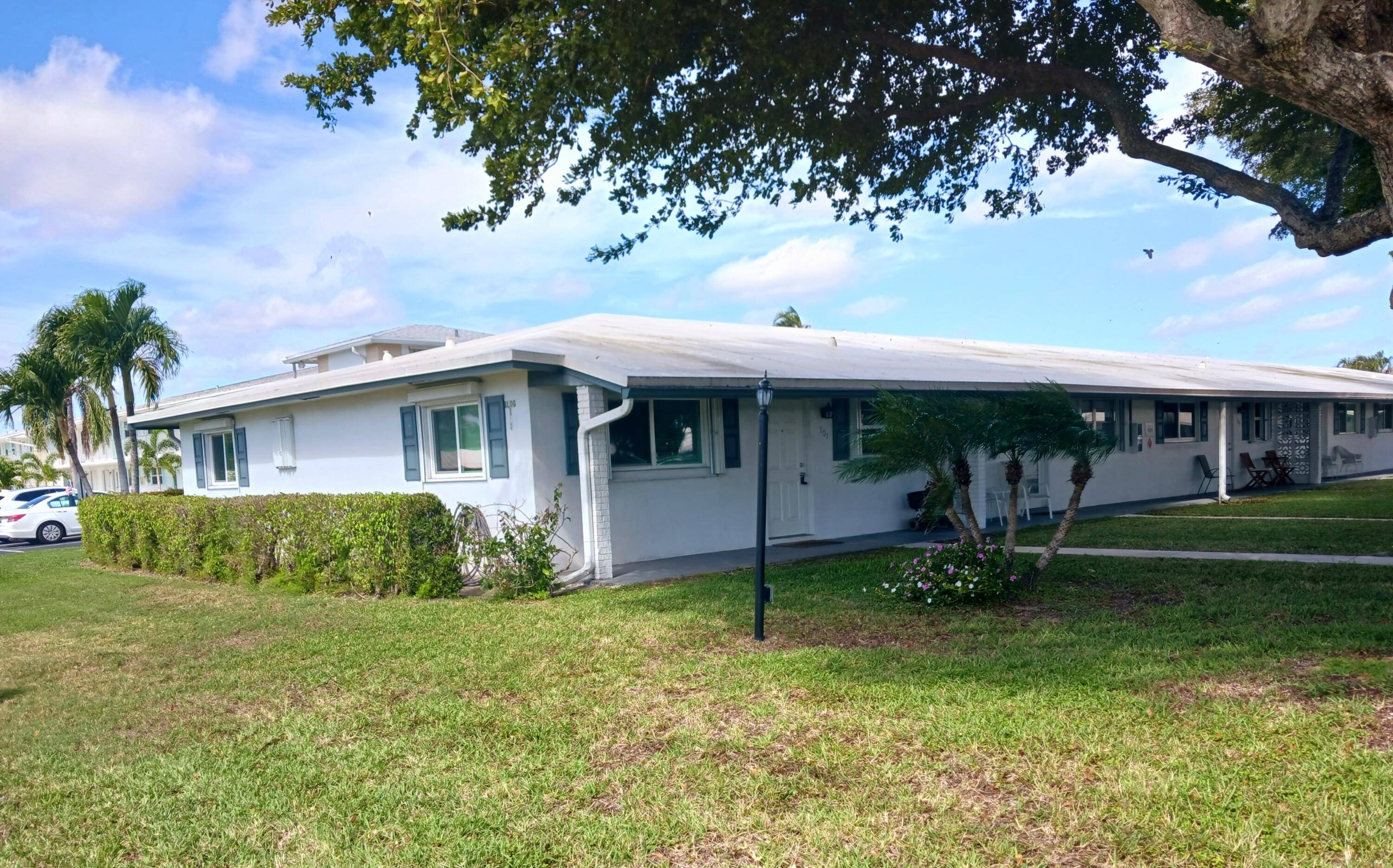 Fall in love with this 2Br 2Ba corner villa is ideally located walking distance to community pool, 3 clubhouses, FREE 18 hole Par 3 golf,.