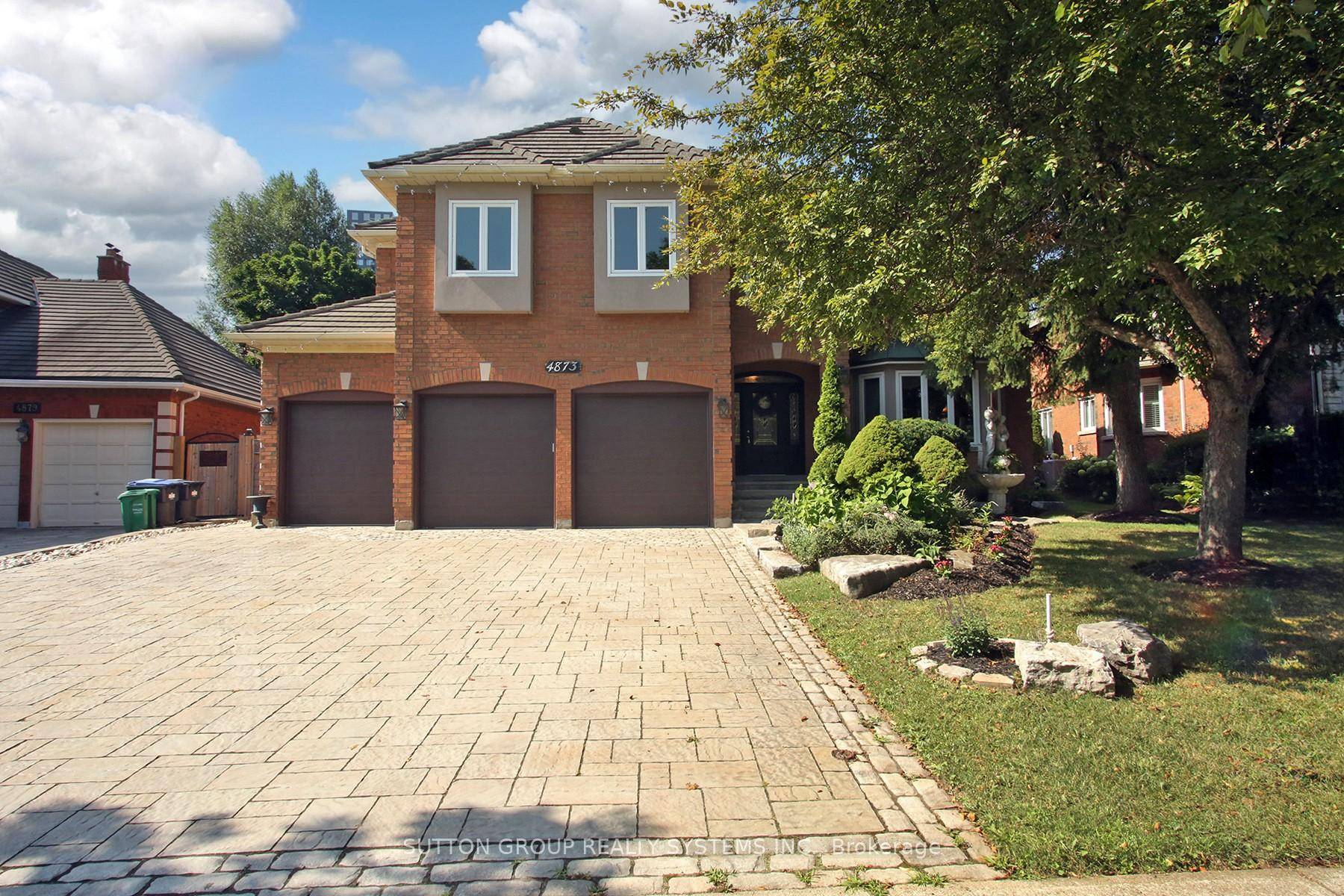 Beautiful Greenpark Built Executive Home In Prestigious Erin Mills Neighborhood, With some of the best public and catholic schools.