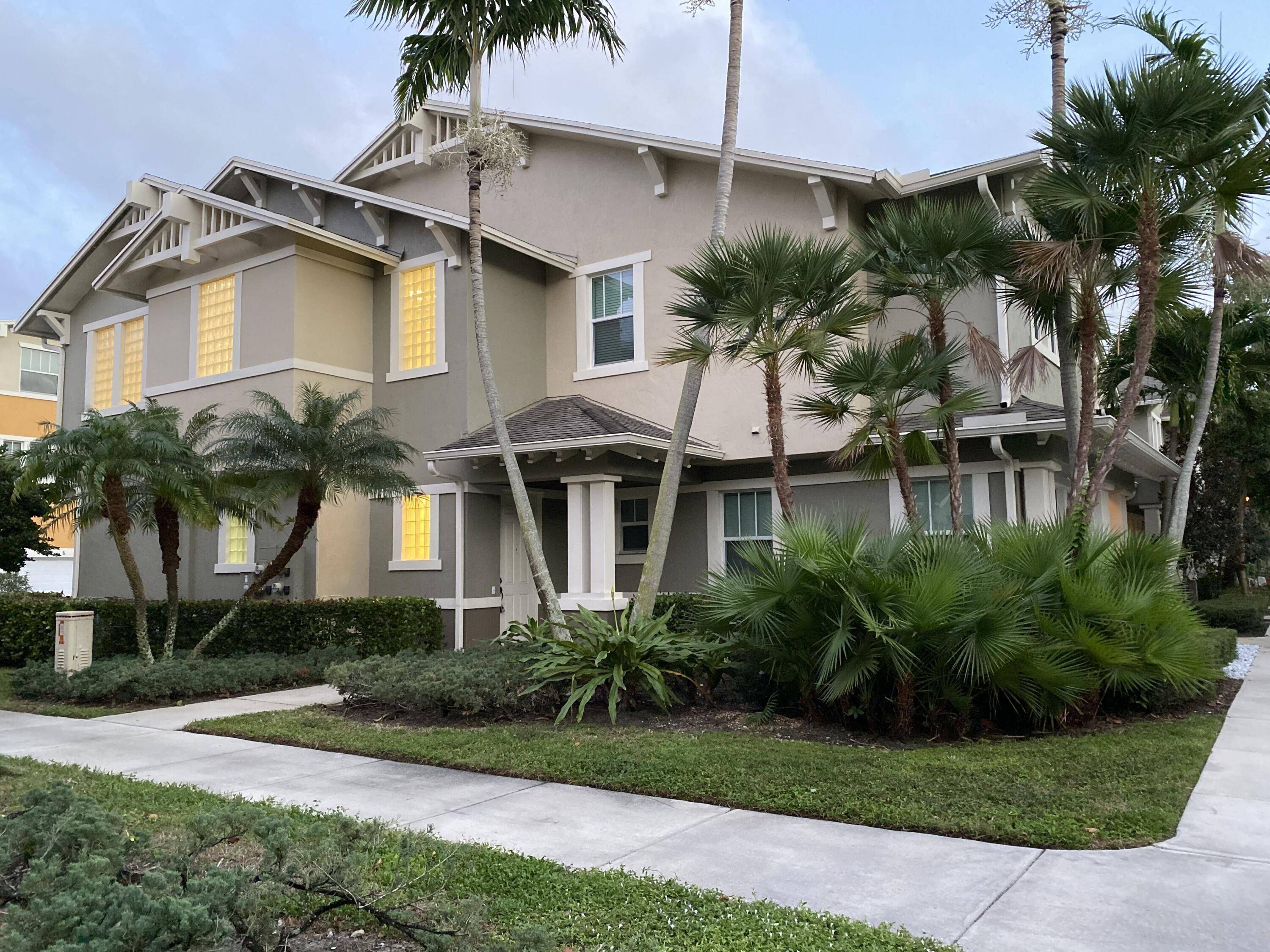 BEAUTIFUL WELL KEPT 2 BEDROOM 2 BATHS TOWNHOUSE WITH A GARDEN BOULEVARD IN FRONT OF THE UNIT, LAMINATE FLOORING iN BEDROOMS, RECENTLY RESURFACED KITCHEN AND BATHROOMS CABINETS, KITCHEN GRANITE COUNTERTOPS, ...