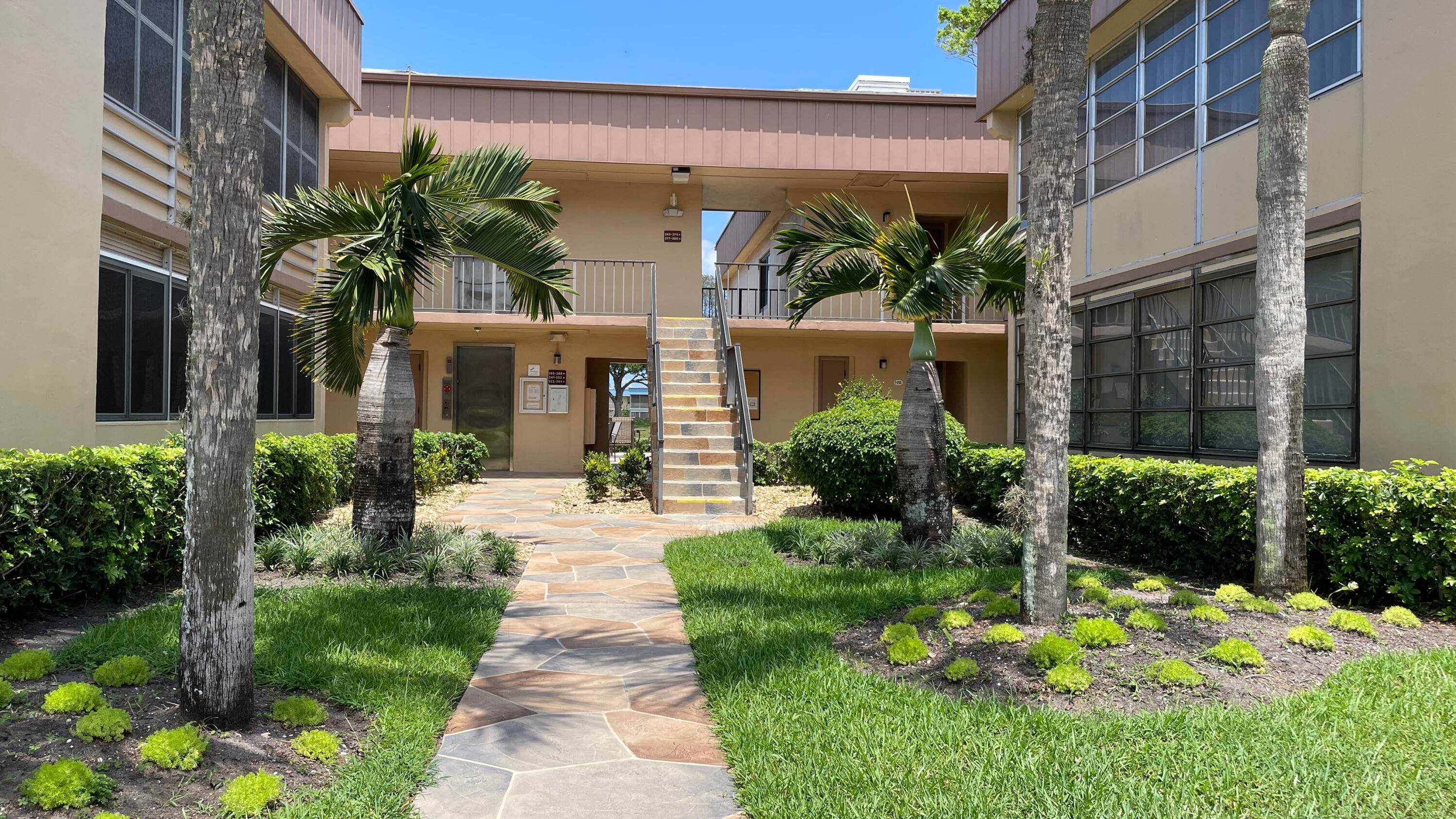 Ground floor Luxury model in the Isle of Capri section of Kings Point with golf and lake view from the patio !