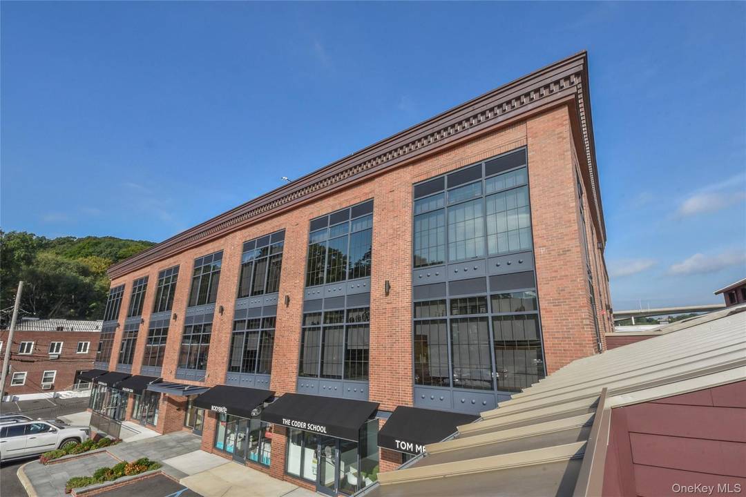 Roslyn. Perfect central location in the heart of Roslyn Village !