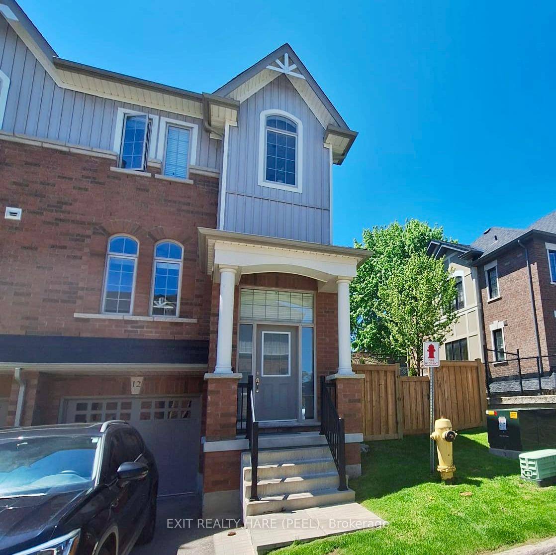 Beautiful 2 storey end unit townhome is located in a prime downtown location, offering both comfort and convenience.