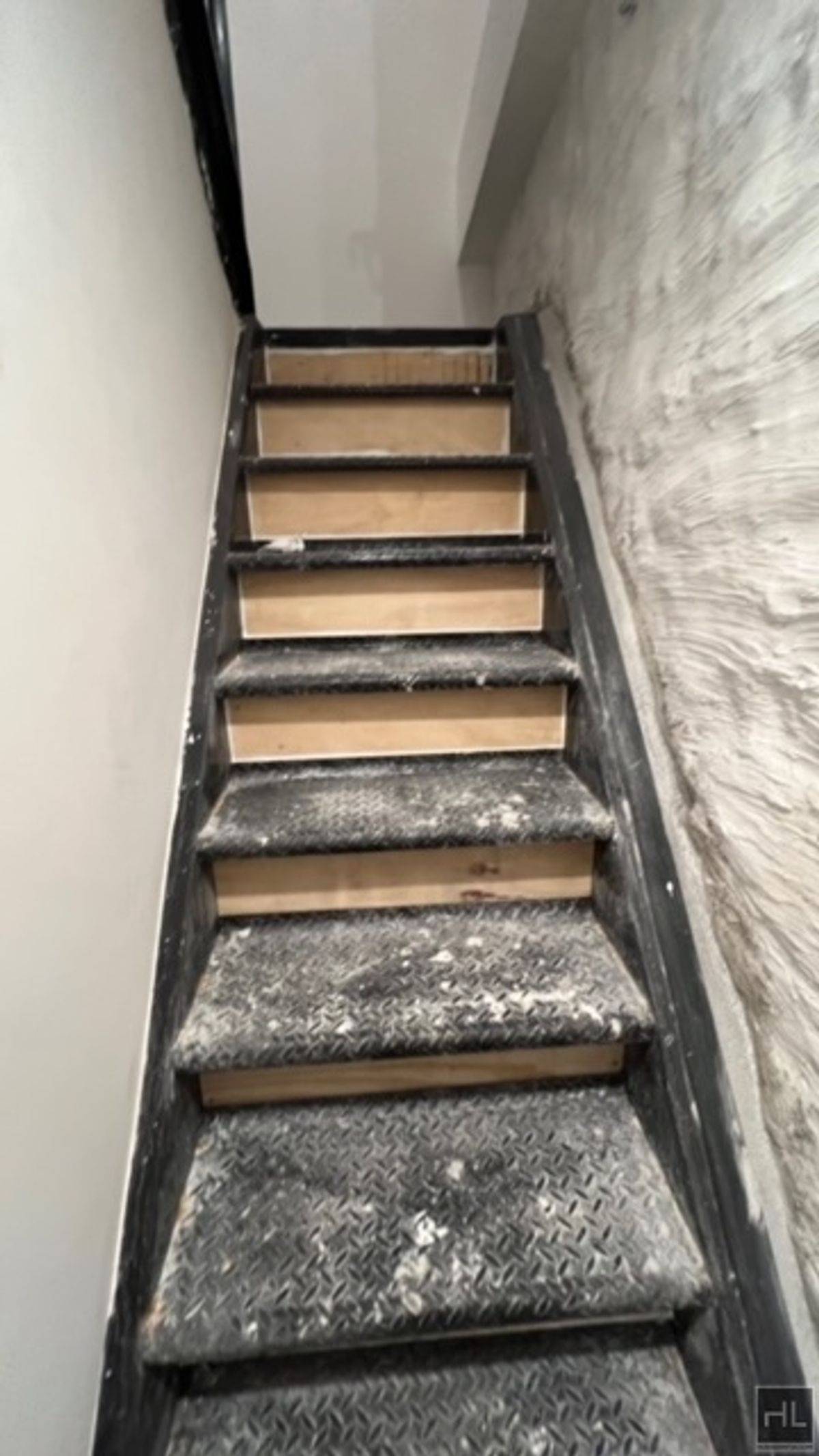 NOTE 18 MONTH LEASE amp ; 2 MONTH FREE Newly renovated gorgeous 2 bedrooms with 2 large rooms on the basement can turn into 2 large office or recreation room ...