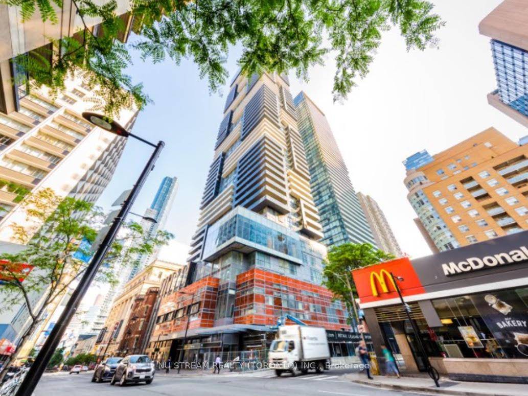 Luxury Newer Condo Located At Yonge amp ; Collage.