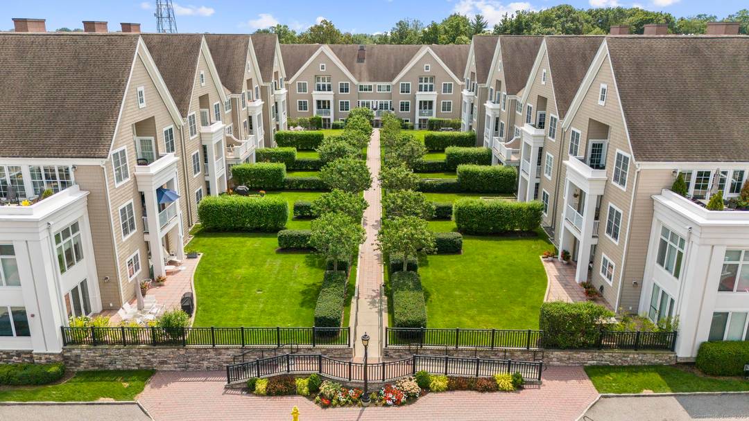 Chic 2 Bed 2 Bath Condo in Gated Palmer Hill 77 Havemeyer Ln Unit 313.