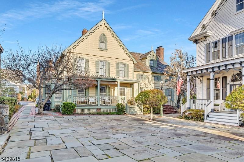 Welcome to iconic Murray Hill Square, built in 1983 and inspired by classic Williamsburg architecture, blending historic charm with timeless appeal.