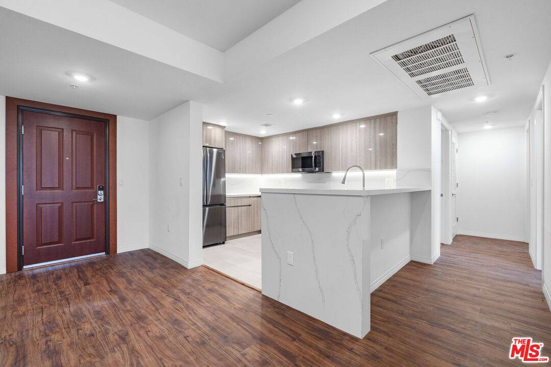 5245 Santa Monica Blvd 2BR La