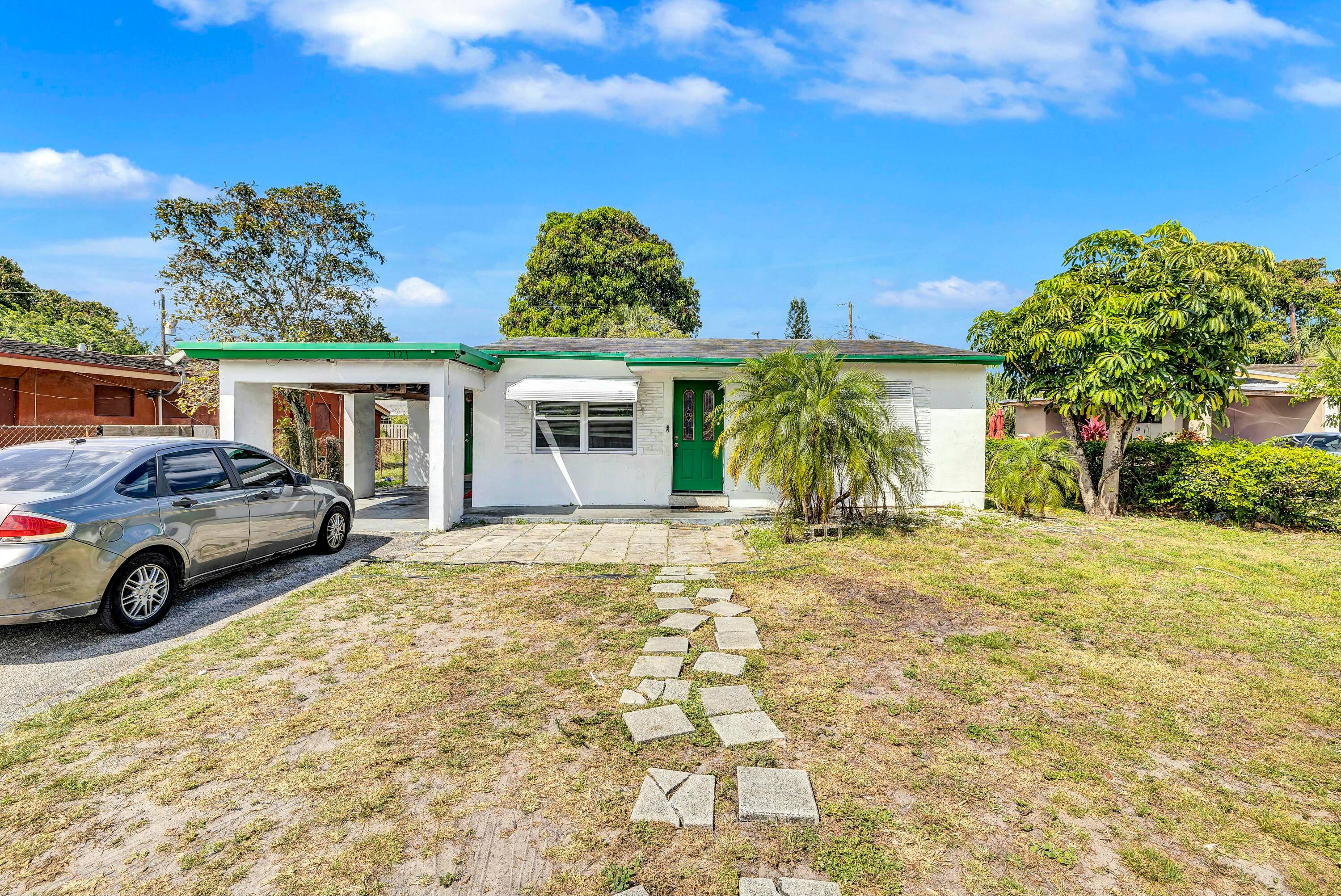 Beautiful 3 bedrooms, 1 bathroom single family home conveniently located approx.