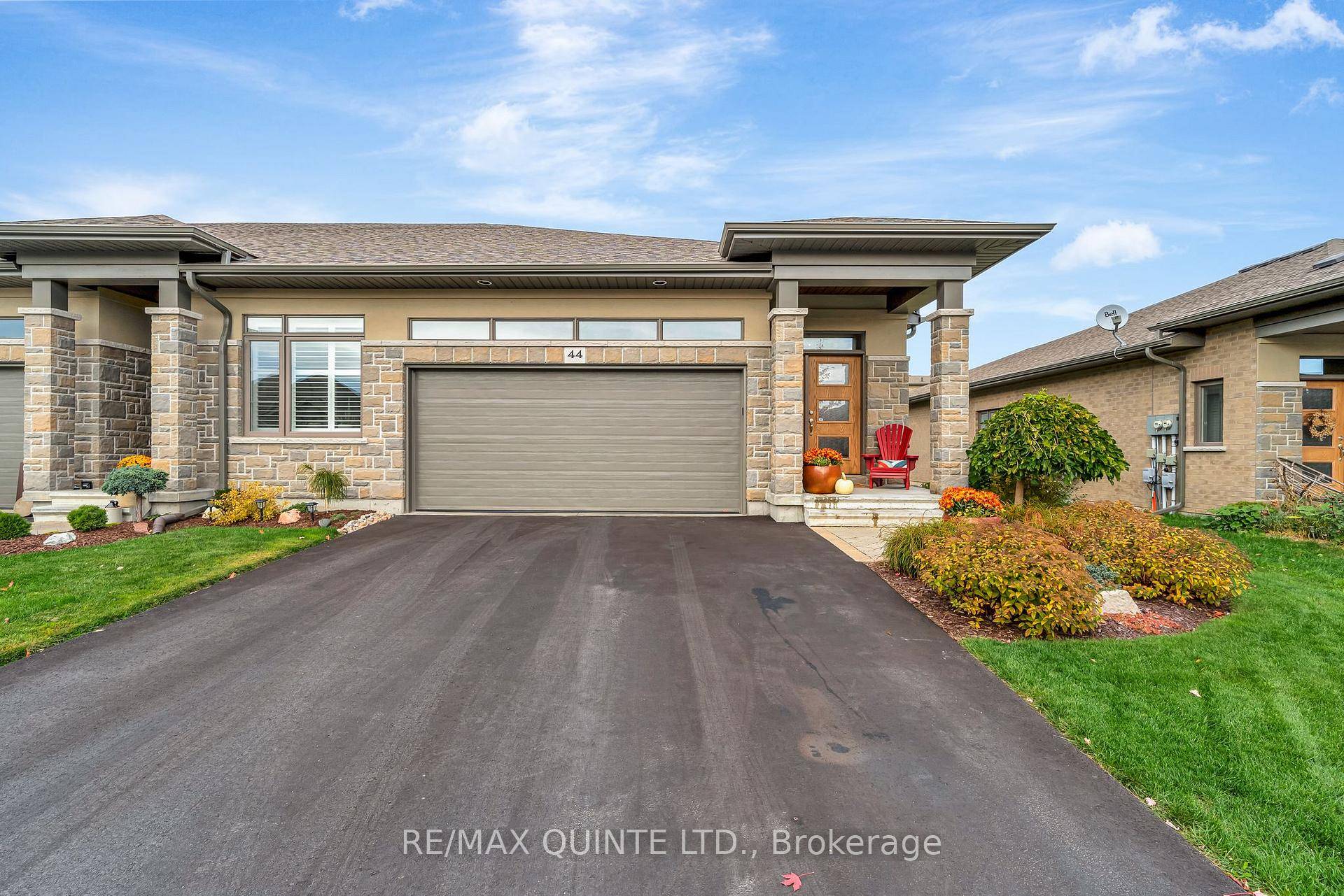 Welcome to this gorgeous end unit townhome in Belleville's desirable north end.