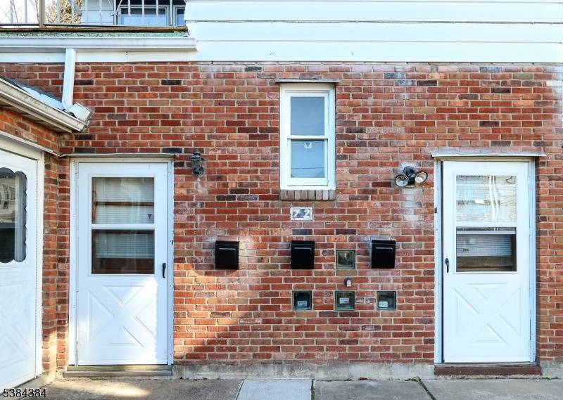 Fantastic opportunity for investors or owner occupiers to own a spacious 3188 Sqft, 3 family home !