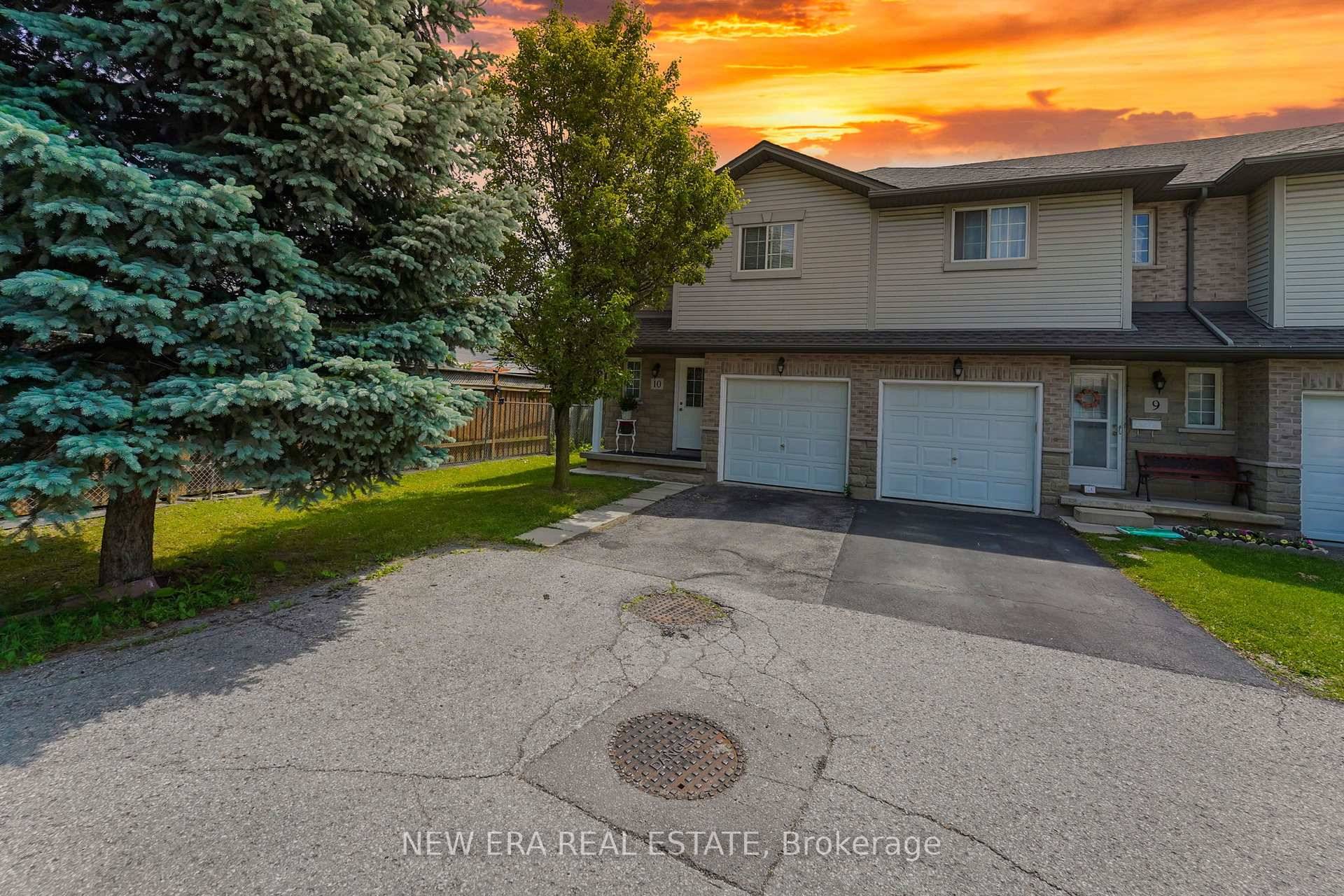 Beautiful 2 storey end unit condo townhouse featuring 3 spacious bedrooms on the upper level, bedroom level laundry, eat in kitchen with sliding doors leading to the quiet, fully fenced ...